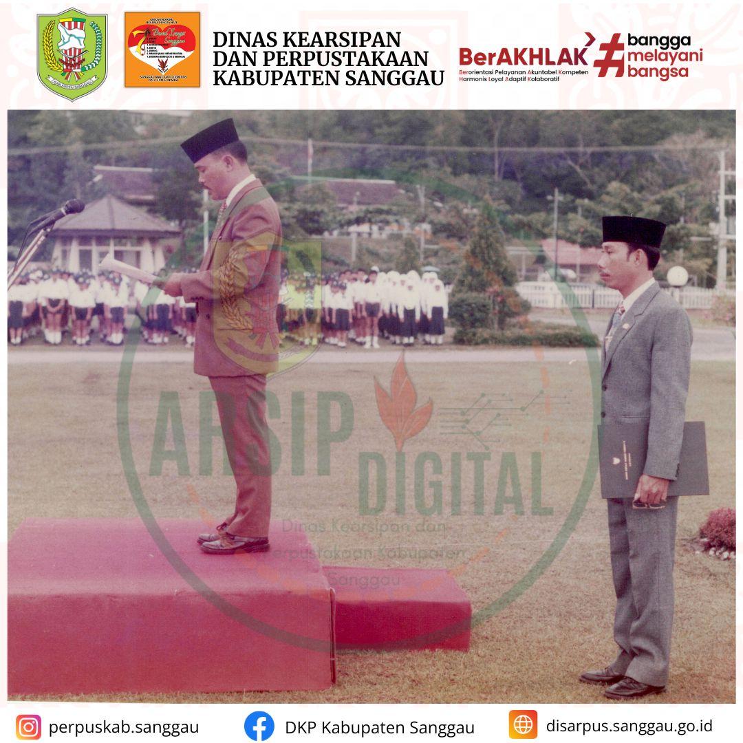 Potret Bupati Kepala Daerah Tingkat II Kol. Inf. H. Baisuni Z.A saat memimpin upacara di halaman kantor Bupati Sanggau