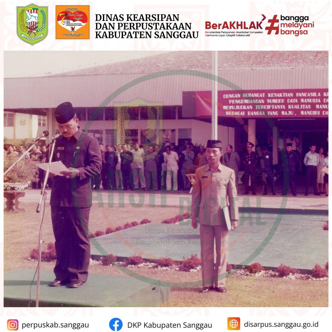 Potret Bupati Kepala Daerah Tingkat II Kol. Inf. H. Baisuni Z.A saat memimpin upacara di halaman kantor Bupati Sanggau