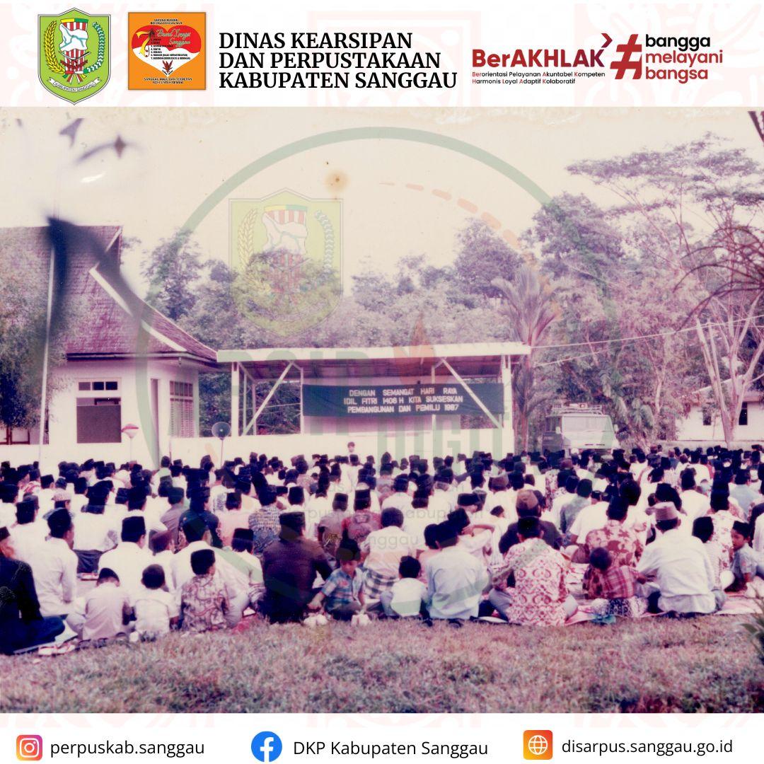 Potret suasana sholat Idul Fitri di halaman Kantor Bupati Sanggau Tahun 1986
