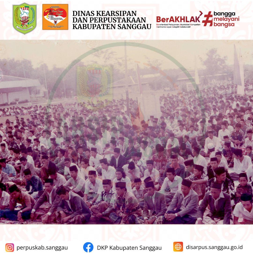Potret suasana sholat Idul Fitri di halaman Kantor Bupati Sanggau Tahun 1986