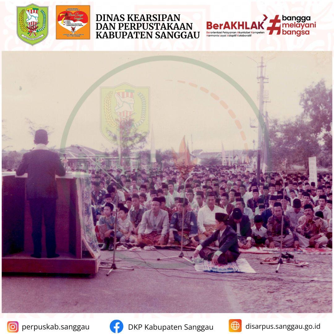 Potret suasana sholat Idul Fitri di halaman Kantor Bupati Sanggau Tahun 1986