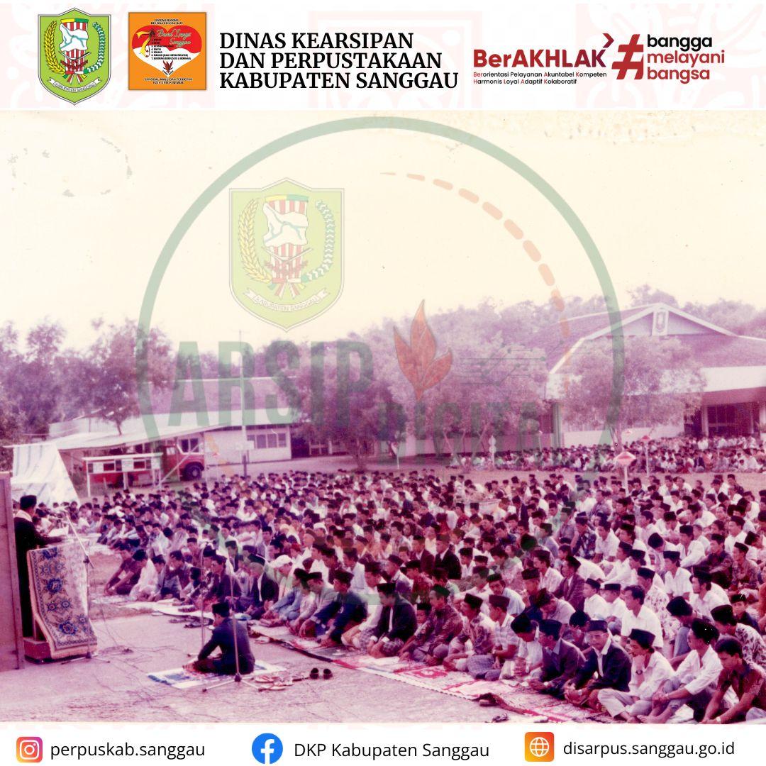 Potret suasana sholat Idul Fitri di halaman Kantor Bupati Sanggau Tahun 1986