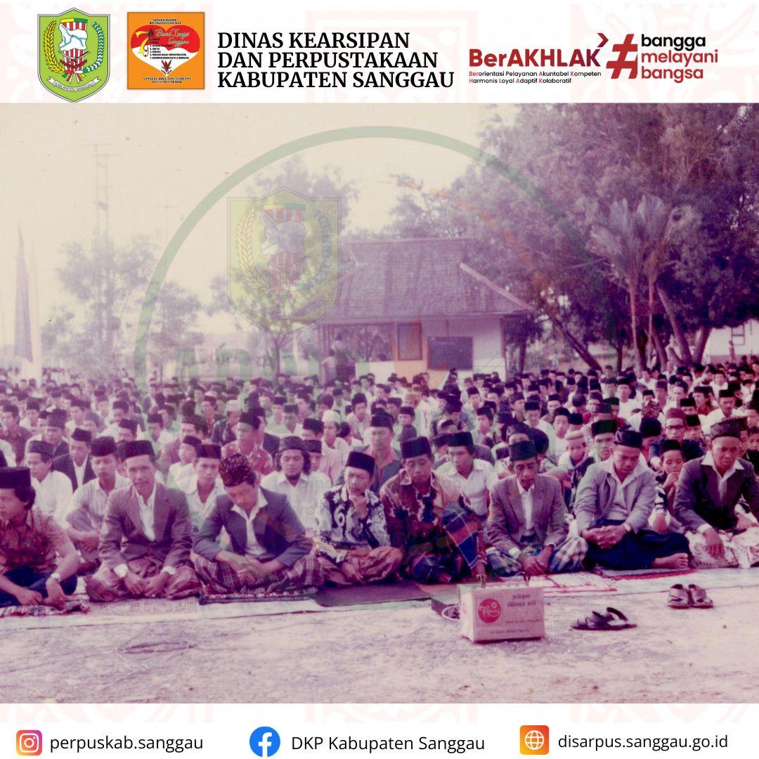 Potret suasana sholat Idul Fitri di halaman Kantor Bupati Sanggau Tahun 1986