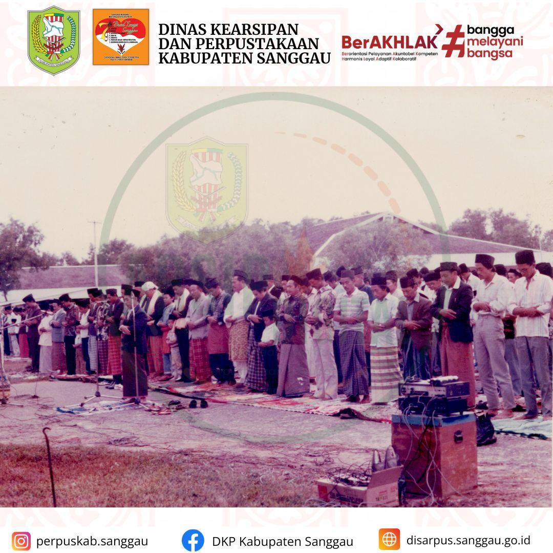 Potret suasana sholat Idul Fitri di halaman Kantor Bupati Sanggau Tahun 1986
