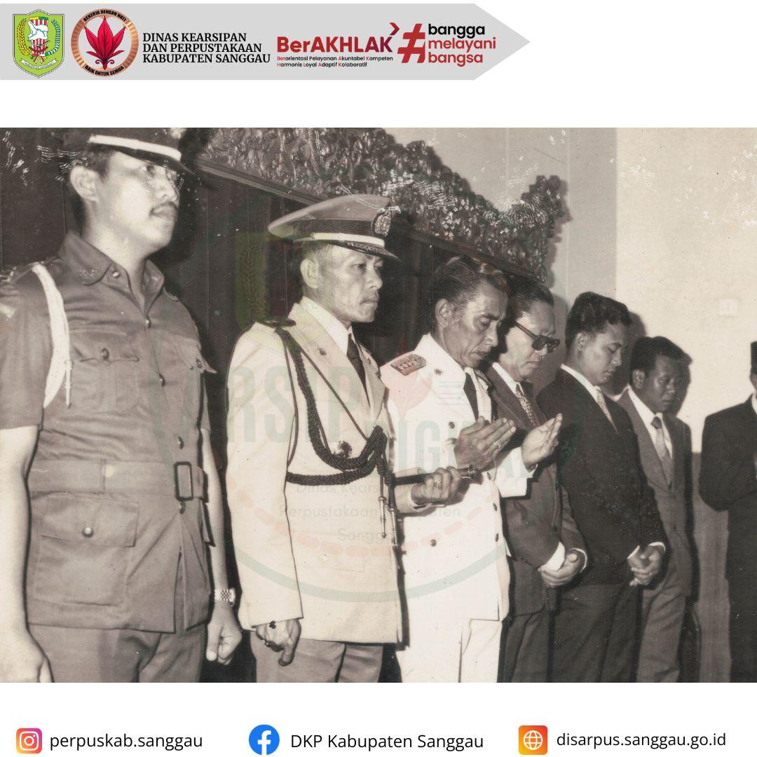 Suasana berdoa bersama di kediaman Bapak Syarif Koesoema Yudha Bupati KDH TK II dalam rangka Resepsi Kenegaraan Tahun 1977