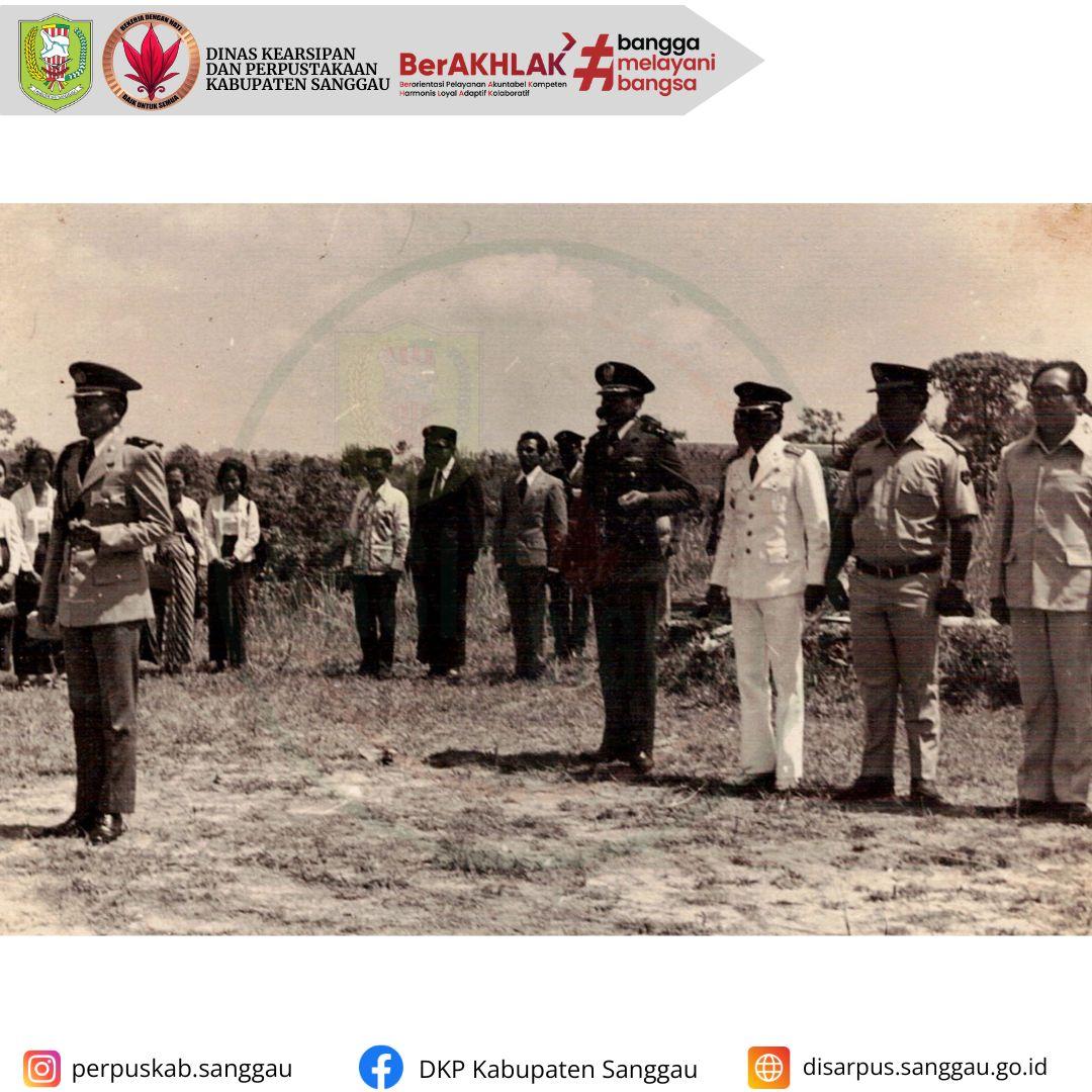 Potret upacara bendera yang dipimpin oleh Bapak Syarif Koesoema Yudha Bupati KDH TK II yang dilaksanakan di halaman Gedung Daranante Sanggau, saat ini gedung tersebut sudah beralih fungsi menjadi pasar pujasera