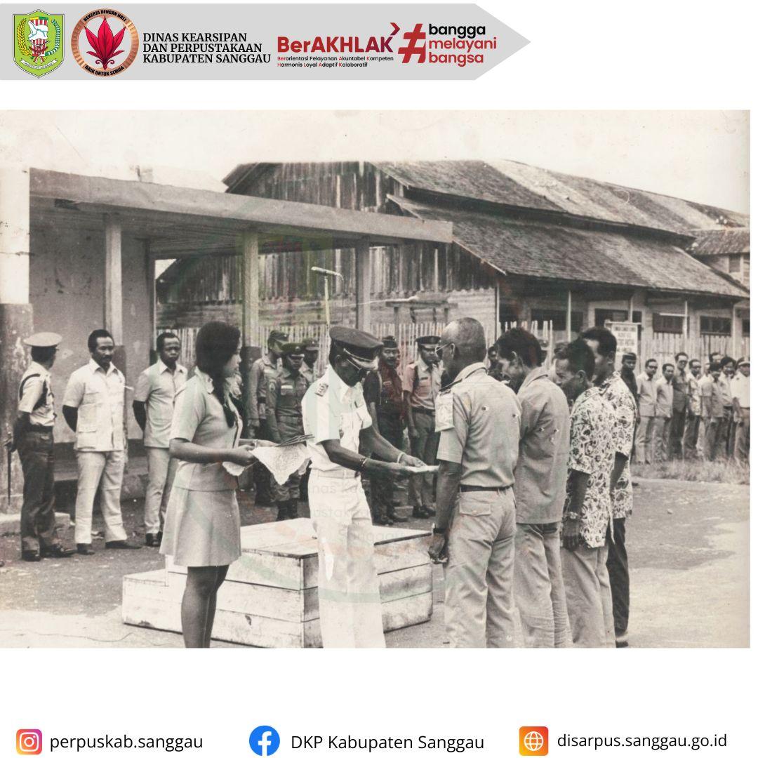 Potret upacara bendera yang dipimpin oleh Bapak Syarif Koesoema Yudha Bupati KDH TK II yang dilaksanakan di halaman Gedung Daranante Sanggau, saat ini gedung tersebut sudah beralih fungsi menjadi pasar pujasera