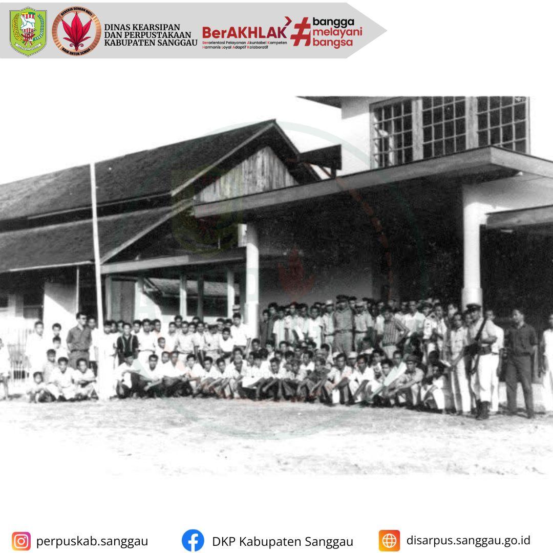 Suasana Foto bersama Bapak Syarif Koesoema Yudha Bupati KDH TK II di halaman Gedung Daranante Sanggau